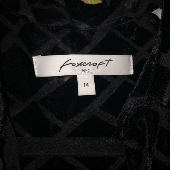 Elegant Black Blouse - Picture 2 of 5